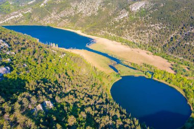 Hırvatistan 'ın Cikola Nehri kanyonundaki Torak Gölü' nün hava manzarası