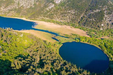 Hırvatistan 'ın Cikola Nehri kanyonundaki Torak Gölü' nün hava manzarası