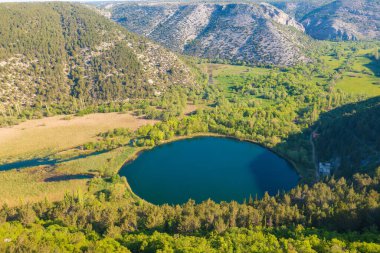 Hırvatistan 'ın Cikola Nehri kanyonundaki Torak Gölü' nün hava manzarası