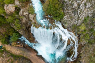 Hırvatistan 'ın Knin kentinde Krciç şelalesinin hava manzarası