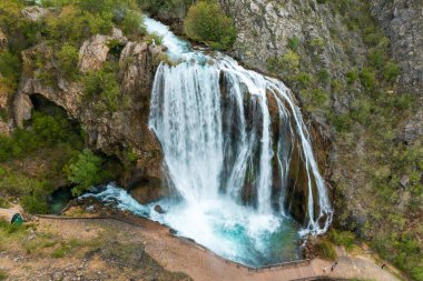 Hırvatistan 'ın Knin kentinde Krciç şelalesinin hava manzarası