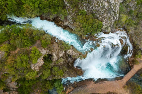 Hırvatistan 'ın Knin kentinde Krciç şelalesinin hava manzarası