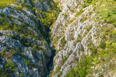 Hırvatistan 'ın Drnis kenti Cikola Nehri kanyonunun tepelerindeki Ortaçağ kalesi Gradina
