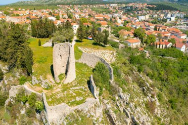 Hırvatistan 'ın Drnis kentinde bulunan Gradina Ortaçağ kalesi