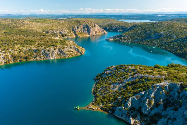 Hırvatistan 'ın Krka Ulusal Parkı' ndaki nehir manzarası