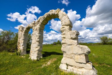 Burnum 'daki kemerler, Hırvatistan' ın Burnum kentindeki Roma kemerlerinin kalıntıları