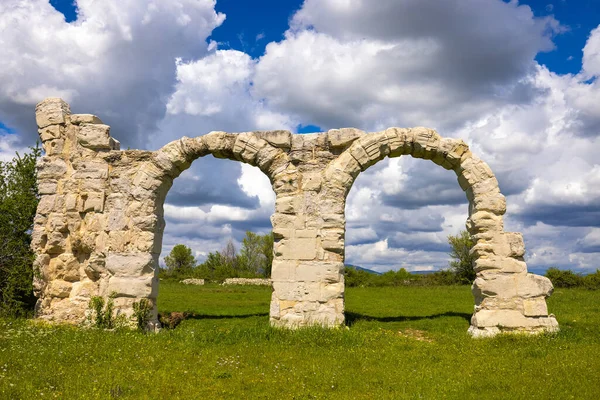 The arches at Burnum, The ruins of the Roman arches at Burnum, Croatia — Stockfoto