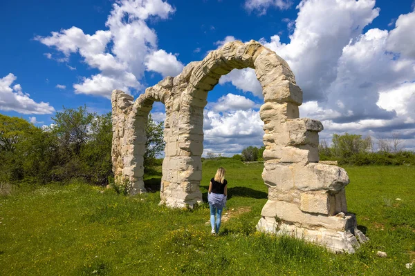 Burnum 'daki kemerler, Hırvatistan' ın Burnum kentindeki Roma kemerlerinin kalıntıları