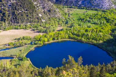 Hırvatistan 'ın Cikola Nehri kanyonunda Torak gölü pınarı