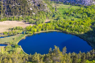 Hırvatistan 'ın Cikola Nehri kanyonunda Torak gölü pınarı