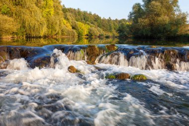Hırvatistan 'da Dobra Nehri' nde Şelaleler