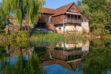 Hırvatistan 'da Dobra Nehri kıyısında eski bir ev