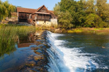 Hırvatistan 'daki Dobra Nehri' nin çağlayan sularında eski bir ev