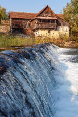 Hırvatistan 'daki Dobra Nehri' nin çağlayan sularında eski bir ev