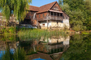 Hırvatistan 'da Dobra Nehri kıyısında eski bir ev