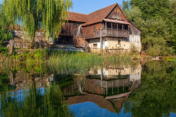 Hırvatistan 'da Dobra Nehri kıyısında eski bir ev