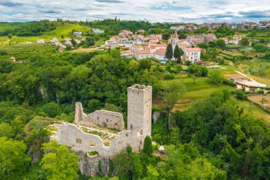 Momjan şehir ve kalesinin havadan görünüşü, Istra, Hırvatistan