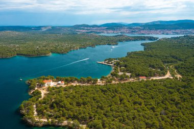 St. Anthony Kanalı denilen Krka Nehri 'nin havadan görünüşü.
