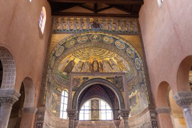 Hırvatistan 'ın Istra kentindeki Euphrasian Basilica Porec kasabasında mozaikler