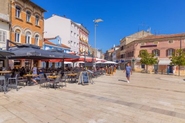 Hırvatistan 'ın Istra kentindeki Porec kasabasının bir caddesi