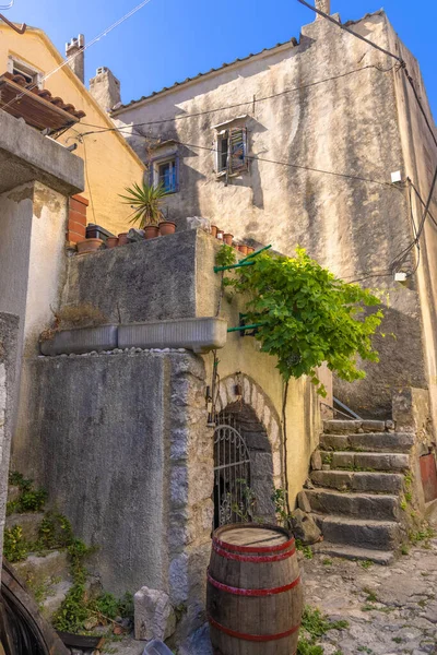 Hırvatistan 'ın Krk Adası' ndaki Vrbnik kasabası