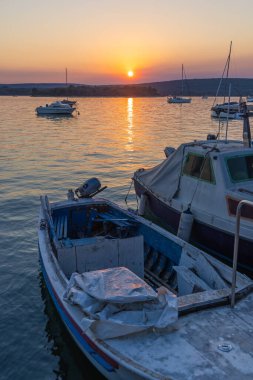 Hırvatistan 'ın Krk adasındaki Punat kasabasının kıyı şeridinde gün batımı
