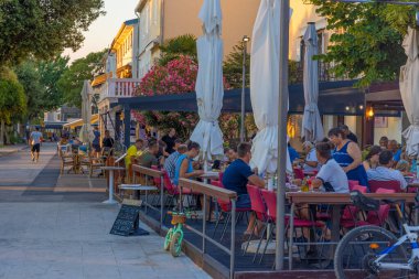 Hırvatistan 'ın Krk adasındaki Punat kasabasındaki deniz cephesi