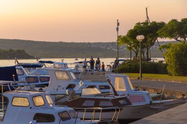 Hırvatistan 'ın Krk adasındaki Punat kasabasındaki deniz cephesi