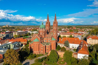 Hırvatistan 'ın Akovo kentindeki bir katedralin hava fotoğrafı