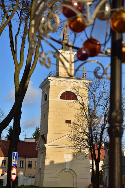 珍しいショットで晴れた日に歴史的な鐘楼の背景にクリスマスの装飾 — ストック写真