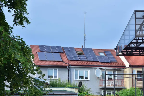 Sonnenkollektoren Auf Dem Dach Eines Kleinen Einfamilienhauses Bäume Und Himmel — Stockfoto
