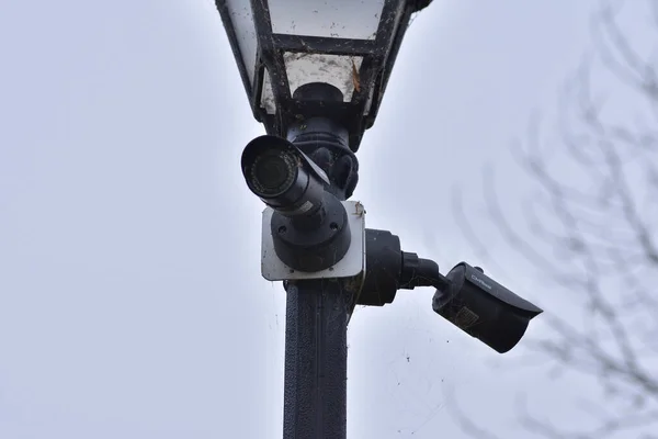 在一个阴郁的秋日 一个城市监控摄像头安装在一座历史性的灯塔上 — 图库照片