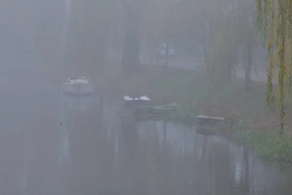 Loď Břehu Řeky Mlze Pod Vrbou Podzim — Stock fotografie