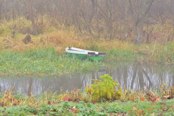 Loď Břehu Řeky Mlze Pod Vrbou Podzim — Stock fotografie