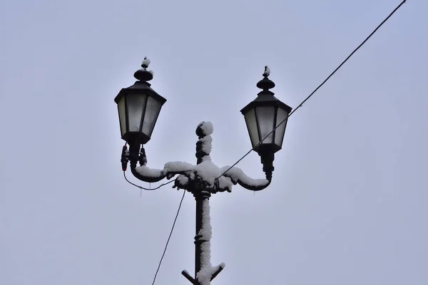 Lampa Uliczna Zachmurzone Niebo Pokryte Śniegiem Zimowy Dzień — Zdjęcie stockowe