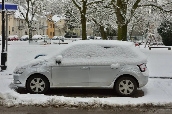 Автомобили Покрытые Снегом Парковке Городской Улице Мрачный Зимний День — стоковое фото