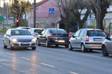 Trafik sıkışıklığı ve trafik ışıkları iş yerini geçerken sallanıyor..