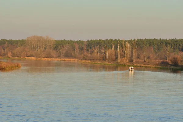晴れた秋の日に川のスピードボート — ストック写真
