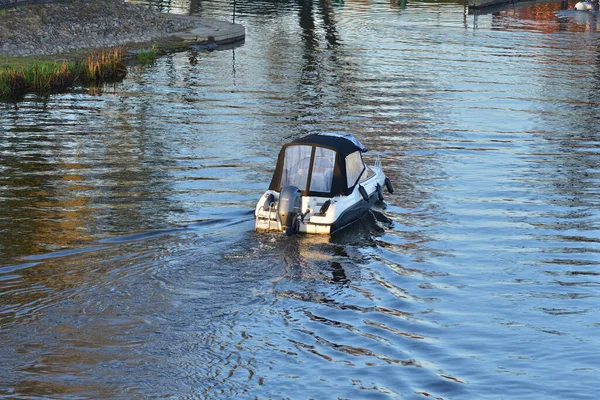Speedboat Floden Solig Höstdag — Stockfoto