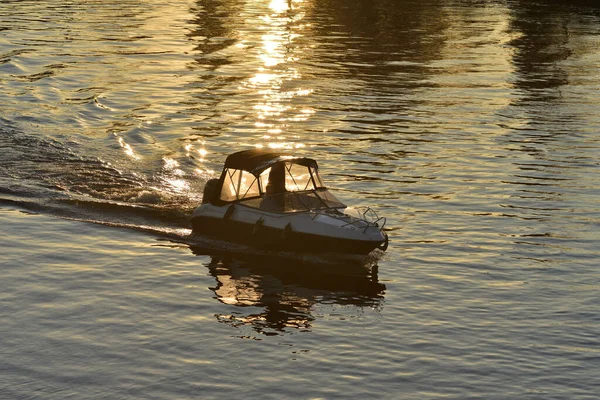 Güneşli Bir Sonbahar Gününde Nehirde Sürat Teknesi — Stok fotoğraf