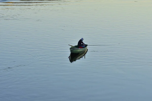 Een Eenzame Visser Een Boot Het Midden Van Rivier Een — Stockfoto