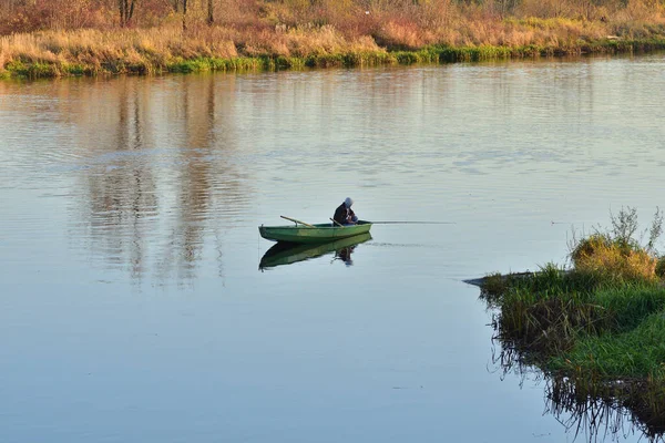 Osamělý Rybář Lodi Uprostřed Řeky Tichý Den — Stock fotografie