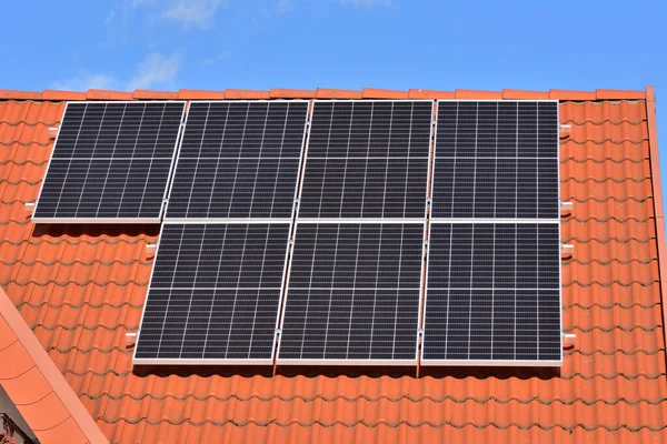 房顶上的太阳能电池板和墙面上的太阳能电池板 — 图库照片