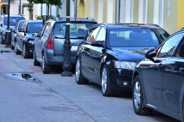 Bir otoparkta duran yolcu araçları konut evlerinin yanındaki kamu yolundan ayrıldı.. 