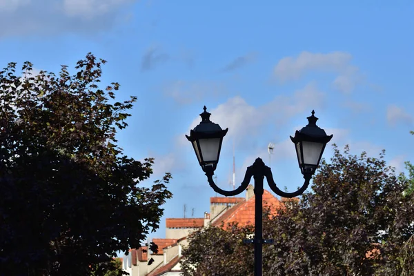 Een Antieke Lamp Tegen Een Blauwe Lucht Die Naast Een — Stockfoto