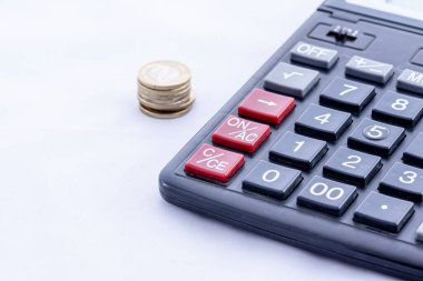 İzole edilmiş beyaz arkaplanda para ve hesap makinesi.
