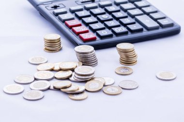 İzole edilmiş beyaz arkaplanda para ve hesap makinesi.