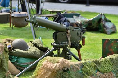Güneşli bir günde tarihi yazda sergilenen klasik hafif makineli tüfekler ve tabancalar. Yaz. Gün. 
