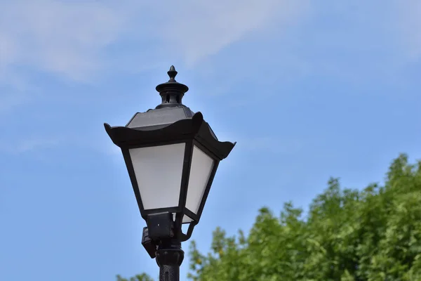 Lampa Uliczna Stylizowana Antyk Słoneczny Dzień Tle Błękitnego Nieba Latem — Zdjęcie stockowe