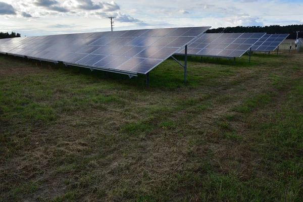 地面安装的太阳能电池板在阴天发电 — 图库照片